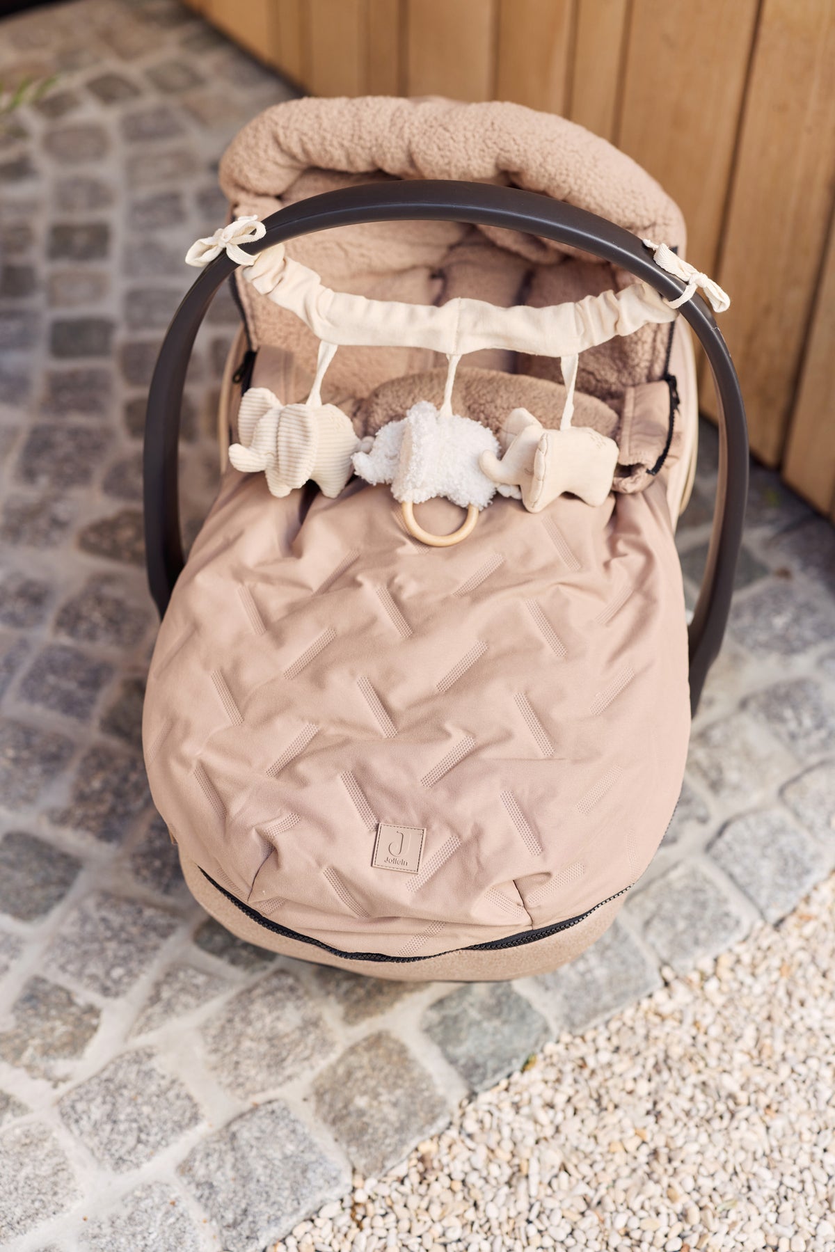 Jollein Åkpåse Babyskydd 0+ 3/5 punkts Embossed Milky Coffee